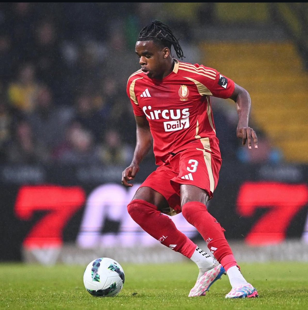 sachatavolieri's tweet image. 🚨 🔴 EXCL - Nathan Ngoy a passé ses tests physiques et médicaux ce mardi à Lille. Si, et seulement si il les réussit, le Belge - absent ce mercredi à l’Académie - quittera le Standard de Liège. Contrat de 5 ans. Le #RSCL devrait récupérer €4,5M dans l’opération. #mercato #JPL