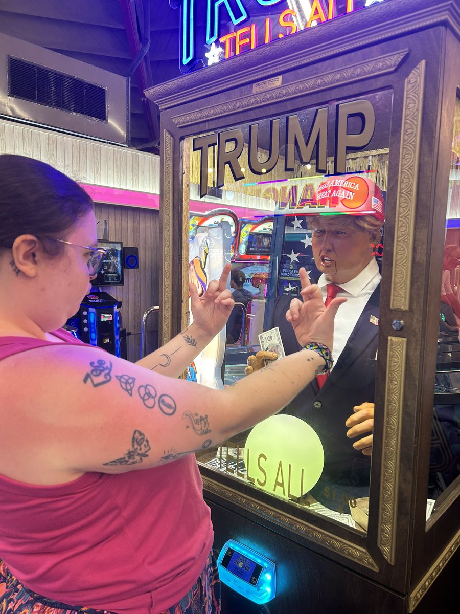 nothtsonlywmn's tweet image. had to visit the antichrist while i was on vacation