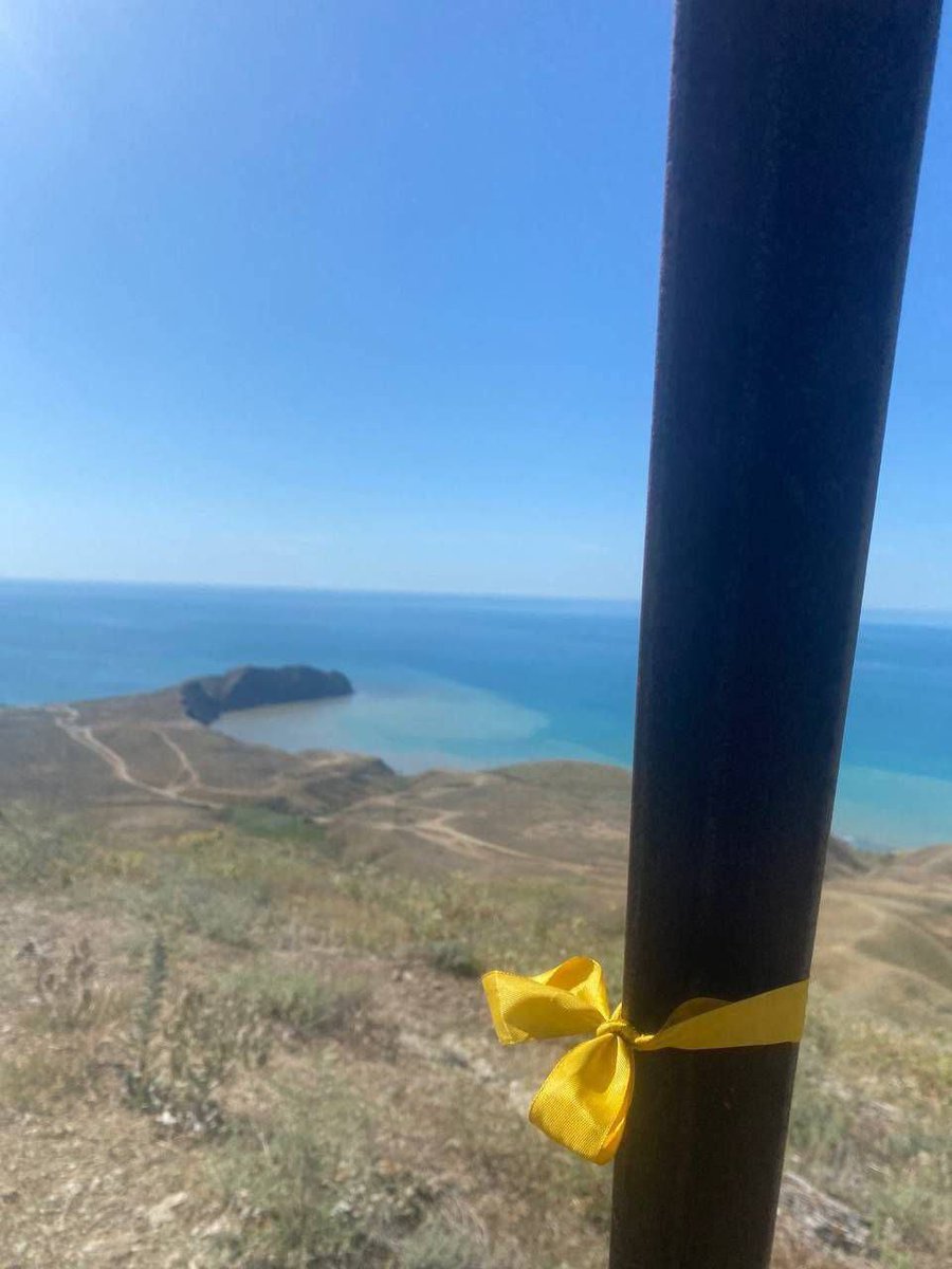 yellowribbonUA's tweet image. Сімферополь, Севастополь, Ялта та Коктебель – це Україна!
Активісти руху «Жовта Стрічка» продовжують чинити спротив у Криму. Все більше плакатів і стрічок з’являється біля зупинок, шкіл, рекламних банерів та в інших публічних місцях Севастополя, Сімферополя, Ялти та Коктебеля.…