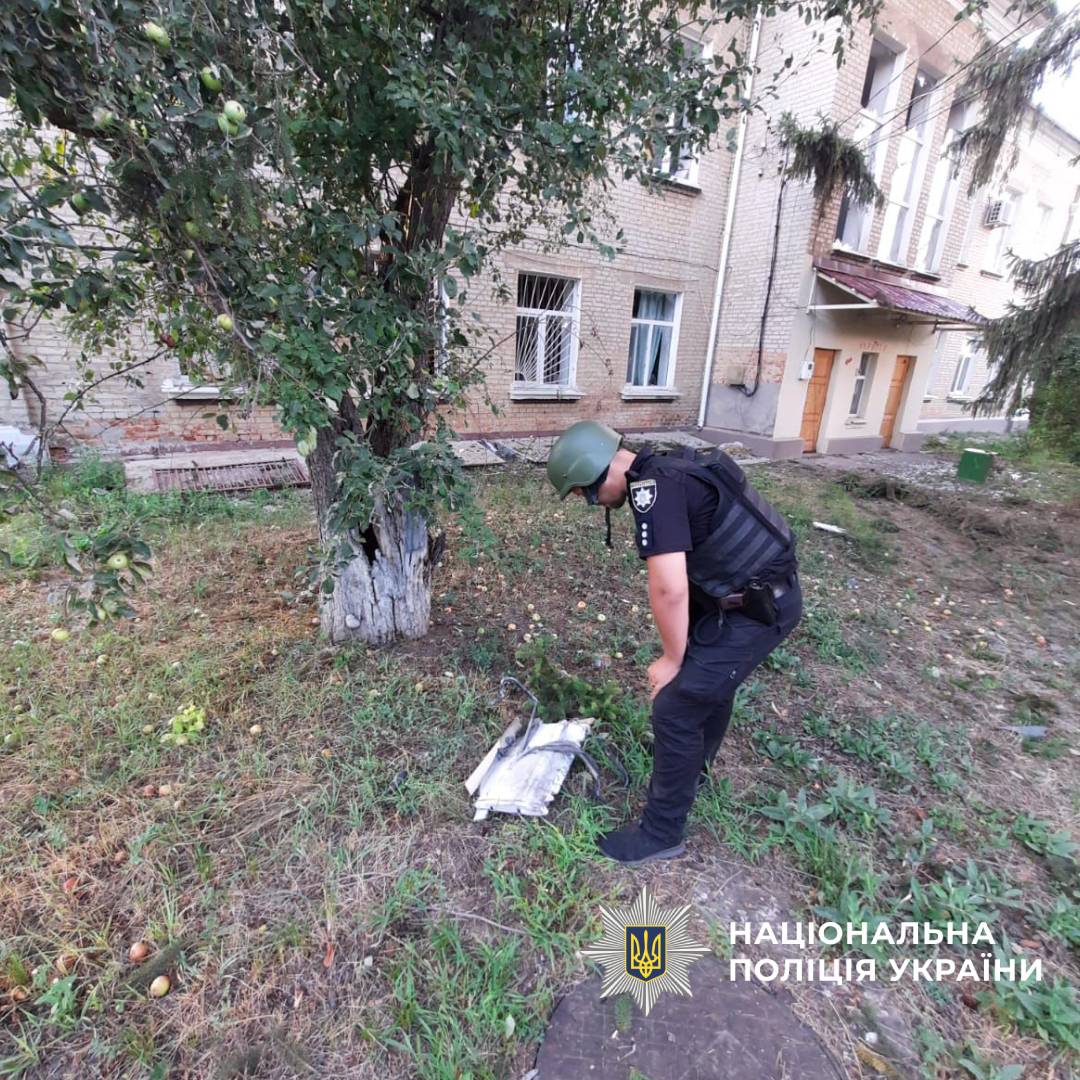 NPU_GOV_UA's tweet image. 🔻На Харківщині від ворожих обстрілів постраждали п'ятеро людей: поліція задокументувала наслідки воєнних злочинів
🔗Деталі: bit.ly/41aExtx
#stoprussia #police_at_war