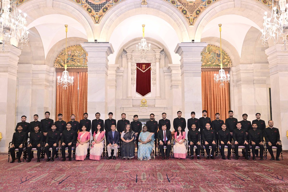 rashtrapatibhvn's tweet image. Probationers of Indian Defence Estates Service, Military Engineer Services and Central Water Engineering Service called on President Droupadi Murmu at Rashtrapati Bhavan. The President advised officers to move ahead with the spirit of nation-first. She said that their actions…