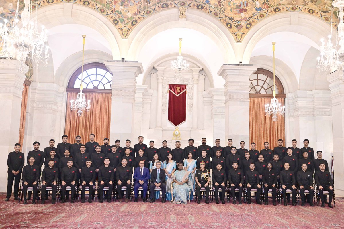 rashtrapatibhvn's tweet image. Probationers of Indian Defence Estates Service, Military Engineer Services and Central Water Engineering Service called on President Droupadi Murmu at Rashtrapati Bhavan. The President advised officers to move ahead with the spirit of nation-first. She said that their actions…