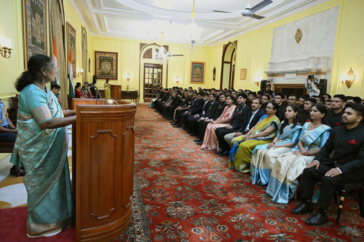 rashtrapatibhvn's tweet image. Probationers of Indian Defence Estates Service, Military Engineer Services and Central Water Engineering Service called on President Droupadi Murmu at Rashtrapati Bhavan. The President advised officers to move ahead with the spirit of nation-first. She said that their actions…