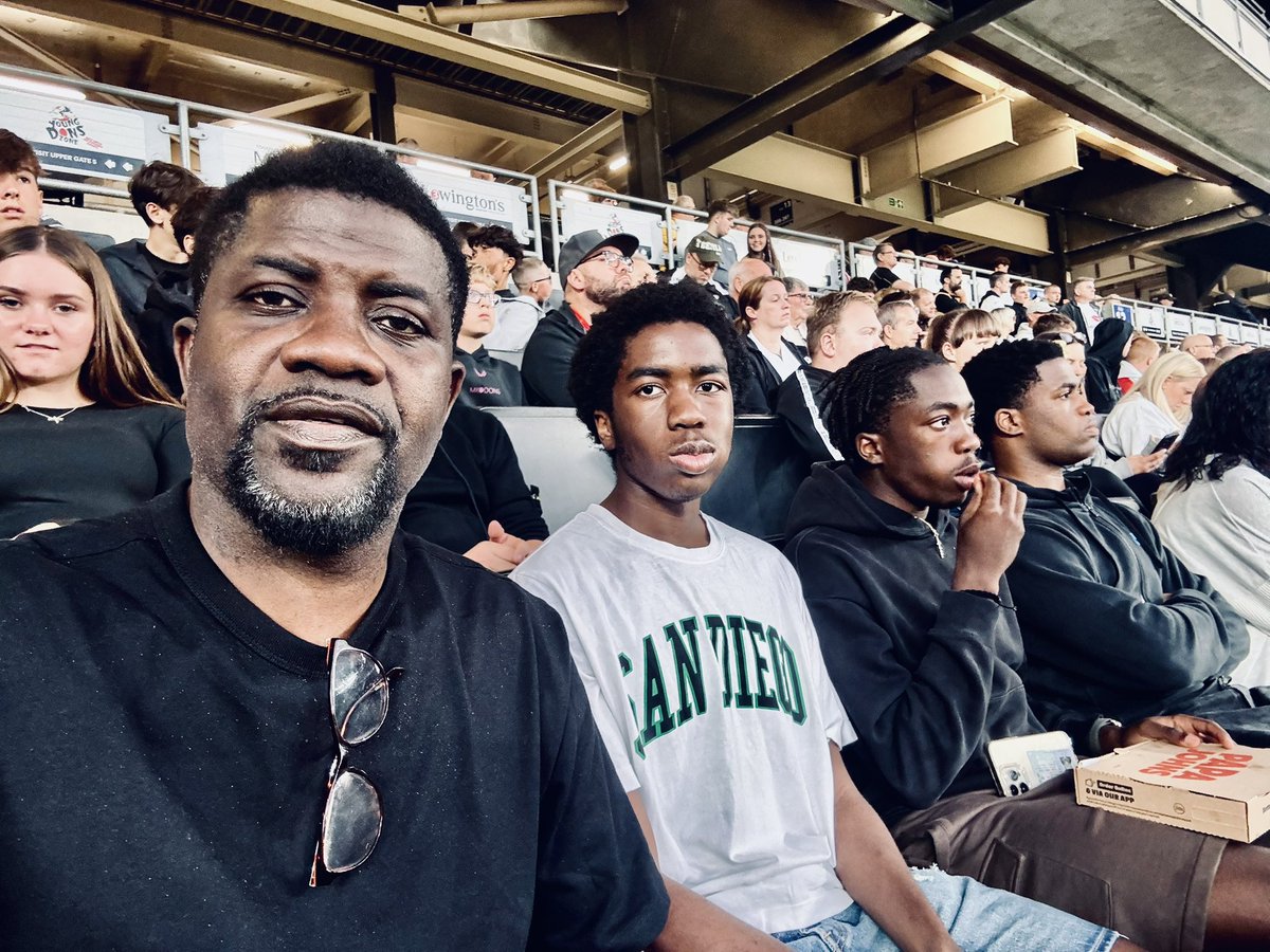 abrahamgreat's tweet image. Courtesy of my Champ 1, I was able to watch our beloved MK Dons take on Peterborough at home.
This boys know how to manage me, than I do myself. The Yorubas say “ ẹyin l’óun di àkùkọ”. Thanks to Champ 1 for sponsoring me, Champ 2 and Champ 3 for a good treat. After several…