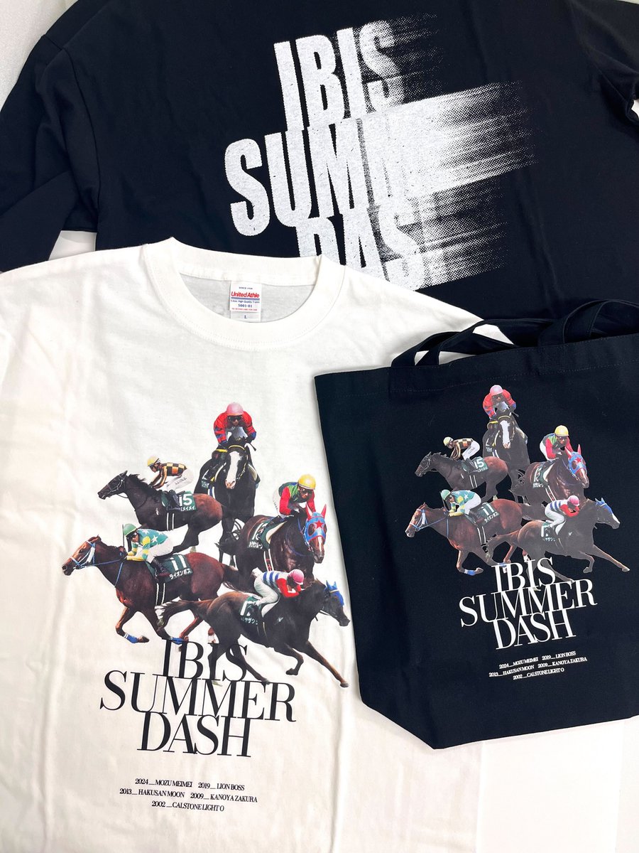 idolhorse_10th's tweet image. 🌾新潟競馬場開設60周年記念🪽
1000m直線コースの名物レース!
アイビスサマーダッシュをテーマにしたグッズが新登場✨
過去の優勝馬の写真や
疾走感を表現したロゴが夏競馬を彩ります🏇💨
7/25よりターフィー通販クラブ、新潟競馬場ターフィーショップ限定発売です🍙