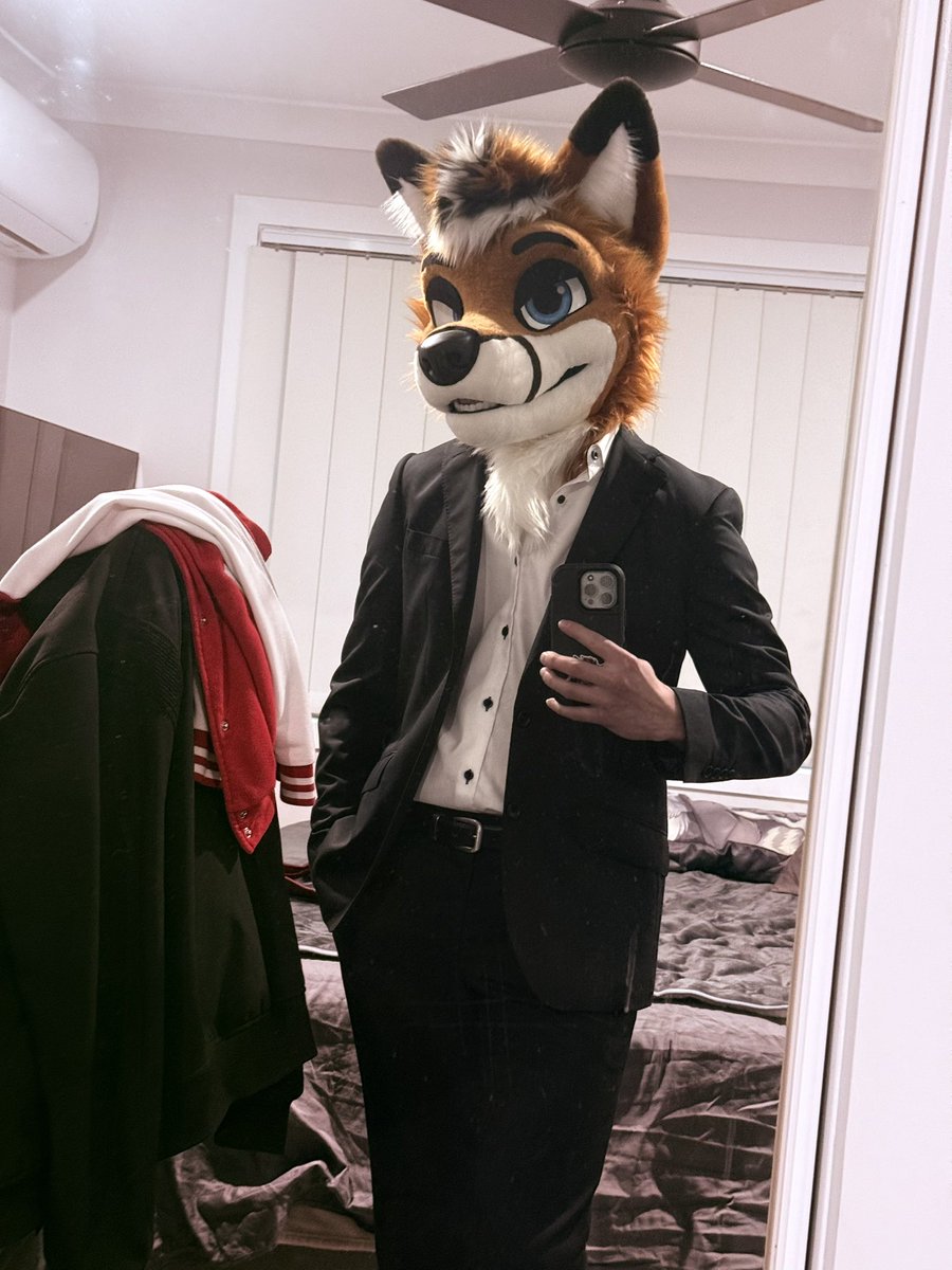Charmis_fox's tweet image. About to smash an interview @Aurawra_con