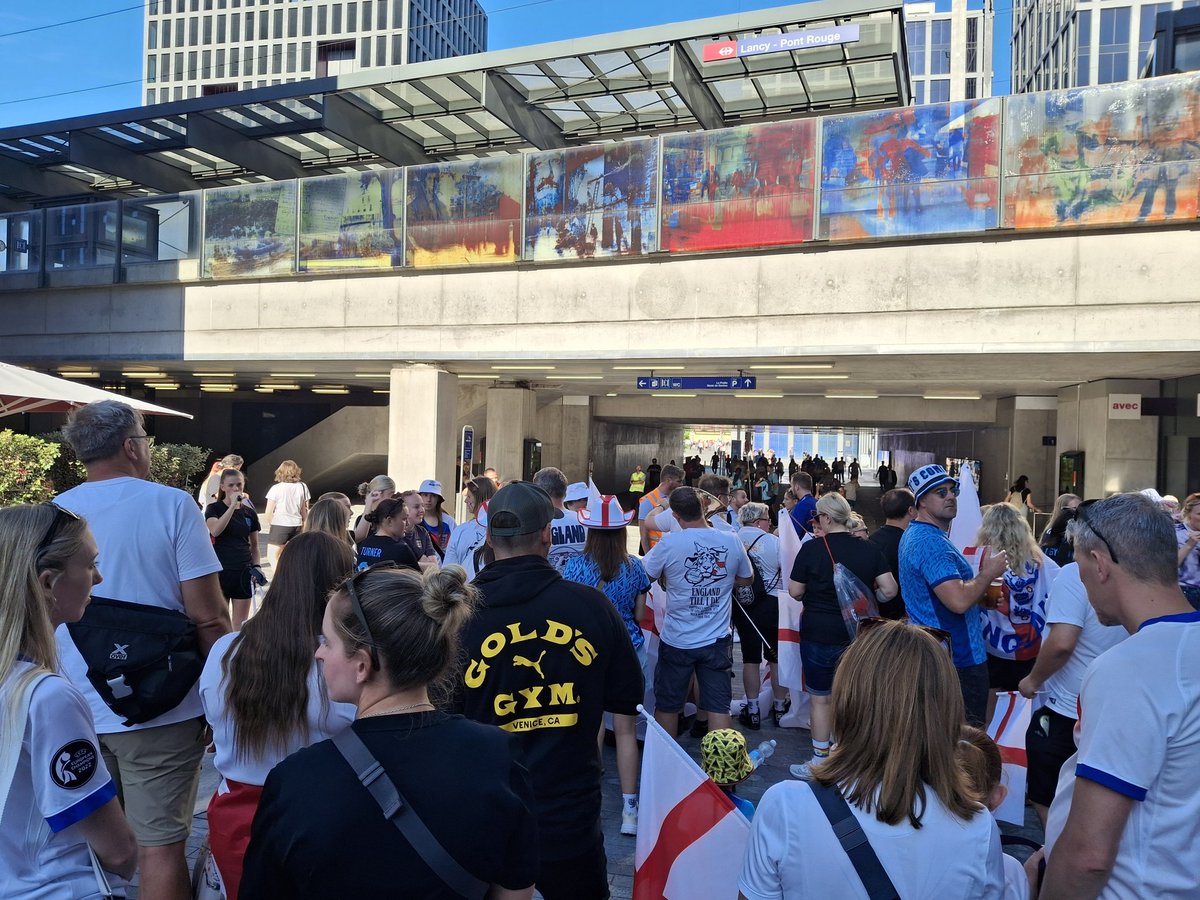 InspRichField's tweet image. An amazing atmosphere in #Geneva with a great result for the Lionnesses.  The men&apos;s game could learn something from the friendliness &amp;amp; passion of the fans without any sign of violence. The @WeAreTheFSA @FreeLionesses doing an amazing job for the England fans abroad, thank you.