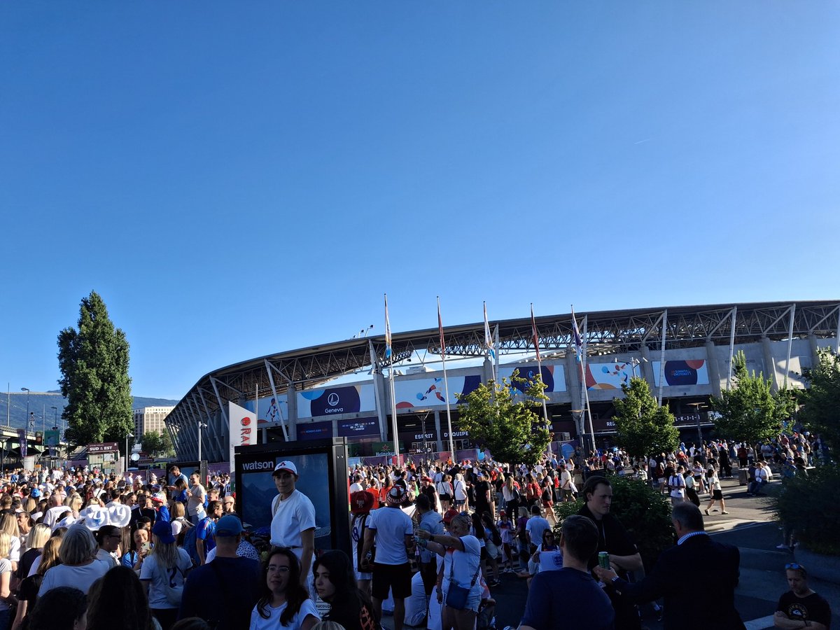 InspRichField's tweet image. An amazing atmosphere in #Geneva with a great result for the Lionnesses.  The men&apos;s game could learn something from the friendliness &amp;amp; passion of the fans without any sign of violence. The @WeAreTheFSA @FreeLionesses doing an amazing job for the England fans abroad, thank you.