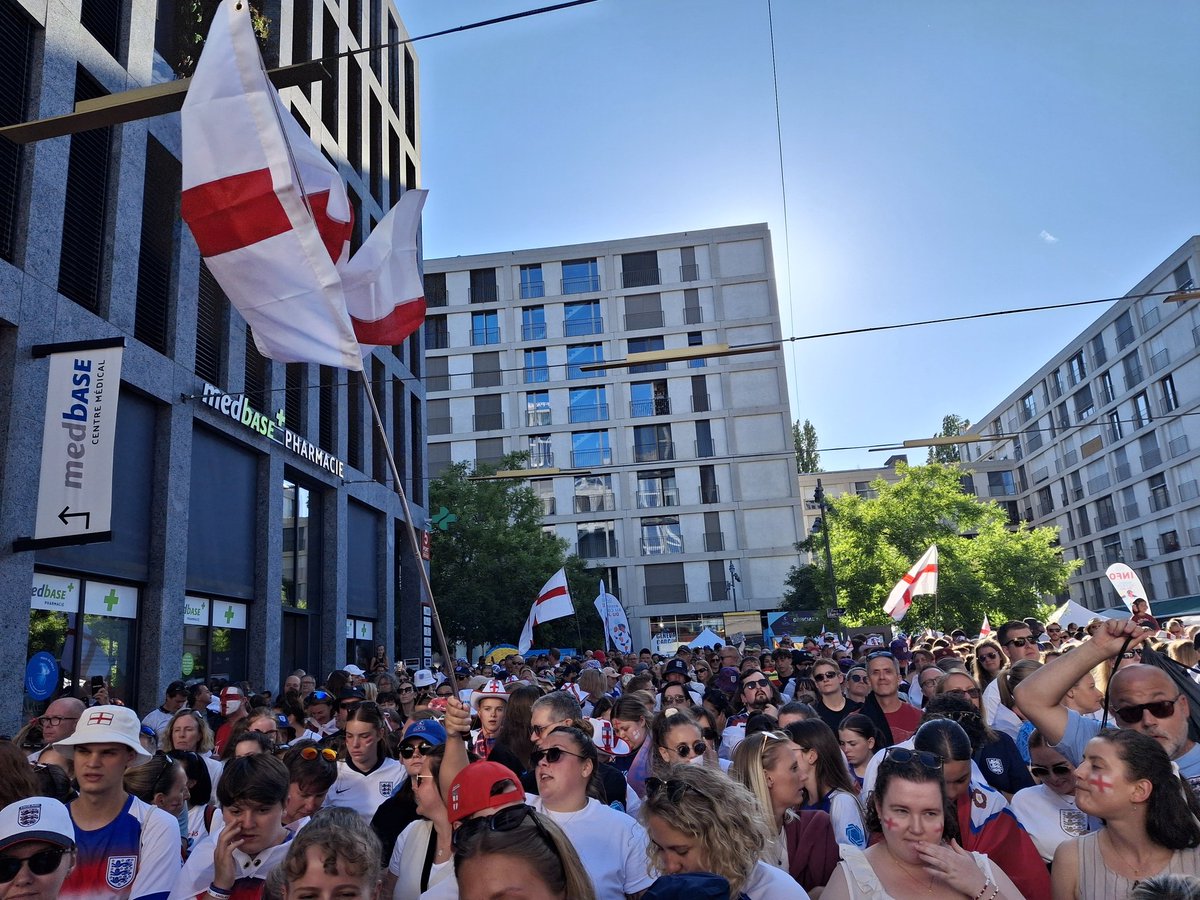 InspRichField's tweet image. An amazing atmosphere in #Geneva with a great result for the Lionnesses.  The men&apos;s game could learn something from the friendliness &amp;amp; passion of the fans without any sign of violence. The @WeAreTheFSA @FreeLionesses doing an amazing job for the England fans abroad, thank you.