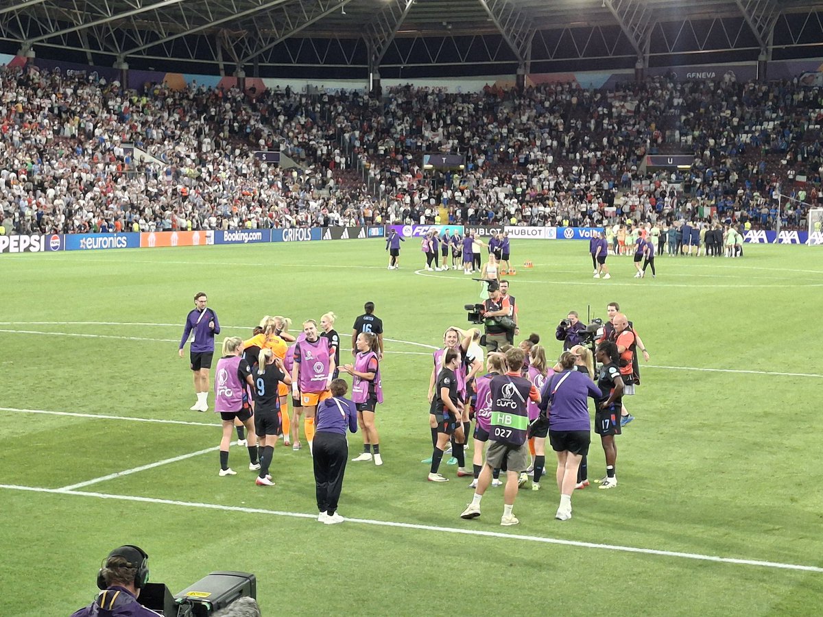 InspRichField's tweet image. An amazing atmosphere in #Geneva with a great result for the Lionnesses.  The men&apos;s game could learn something from the friendliness &amp;amp; passion of the fans without any sign of violence. The @WeAreTheFSA @FreeLionesses doing an amazing job for the England fans abroad, thank you.