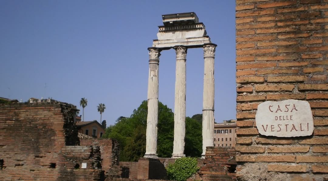 Romethegreatbe1's tweet image. #LegendaryWednesday the ancient temple of the Vestals in Rome and the sacred fire that protected the city until its fall. buff.ly/I6aT78L