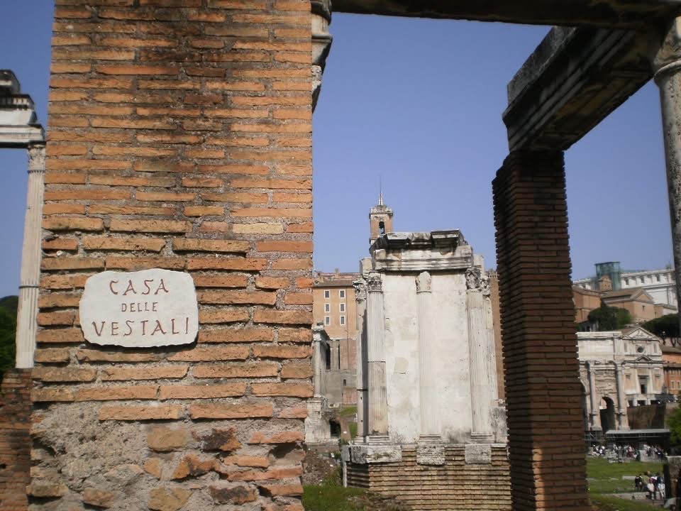 Romethegreatbe1's tweet image. #LegendaryWednesday the ancient temple of the Vestals in Rome and the sacred fire that protected the city until its fall. buff.ly/I6aT78L