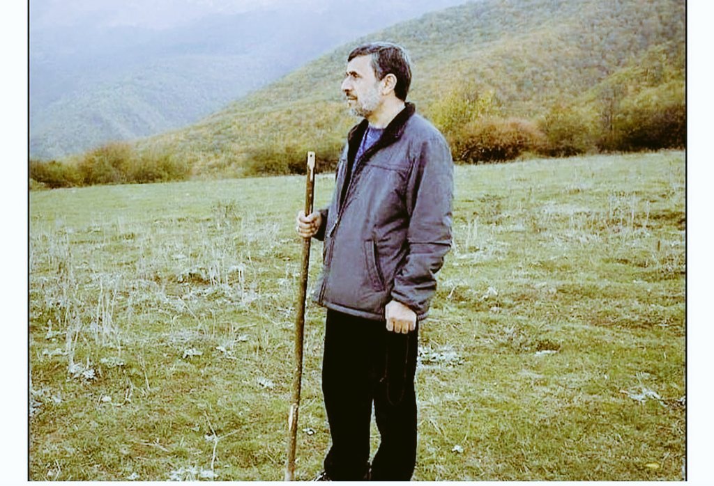 Amirsh60's tweet image. توی این بازه پشت سر هم مصاحبه می کرد ، هشدار می داد، همش میگفت داره سیل میاد.
مست قدرت بودند، مسخره کردند ، گوش نگرفتند.
#احمدی_نژاد