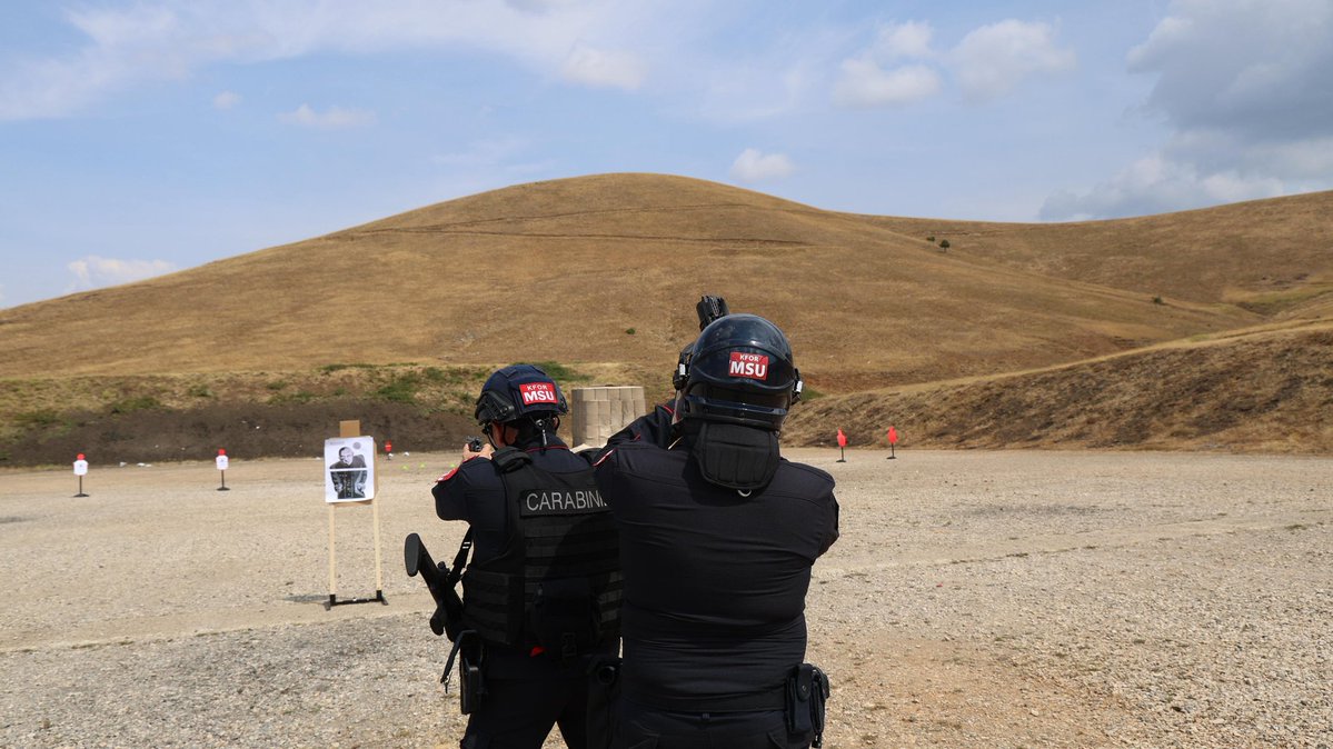 NATO_KFOR's tweet image. The Multinational Specialized Unit of the #NATO-led #KFOR mission conducted live fire training exercises in Prishtinë/Priština as part of ongoing readiness efforts to maintain their high operational capability.

#UNITASOMNIAVINCIT 
#StrongerTogether