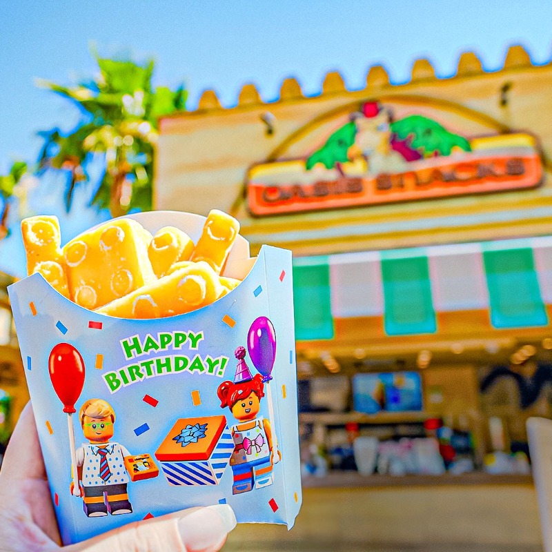 LEGOLAND_Japan's tweet image. /
7⃣月がお誕生日のみんな
おめでとう🎉🎂
\
レゴポテトを注文する時に、
「お誕生日だよ!」って伝えると…
もっとハッピーになれちゃう🎶
お誕生日バージョンに🍟✨
さらに豪華に楽しみたい方には「ハッピー・バースデー・パッケージ」もおすすめ🎈
▶legoland.jp/operation/year…
#レゴランド