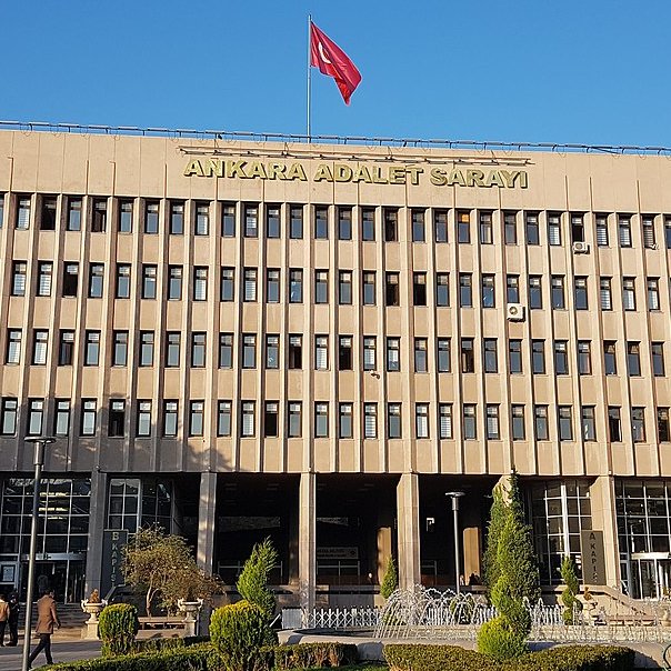 bosunatiklama's tweet image. Ankara Adliyesi'nde savcıların şifresiyle UYAP'a girip FETÖ dosyalarını değiştiren katibe, 1190 yıl 5 ay hapis talep edildi.
• FETÖ'den yargılanan şahıslar hakkında yakalama kararlarını kaldırdı.
• Takipsizlik kararları yazdı.
• Tarafları 'şüpheli' sıfatından 'tanık' olarak…