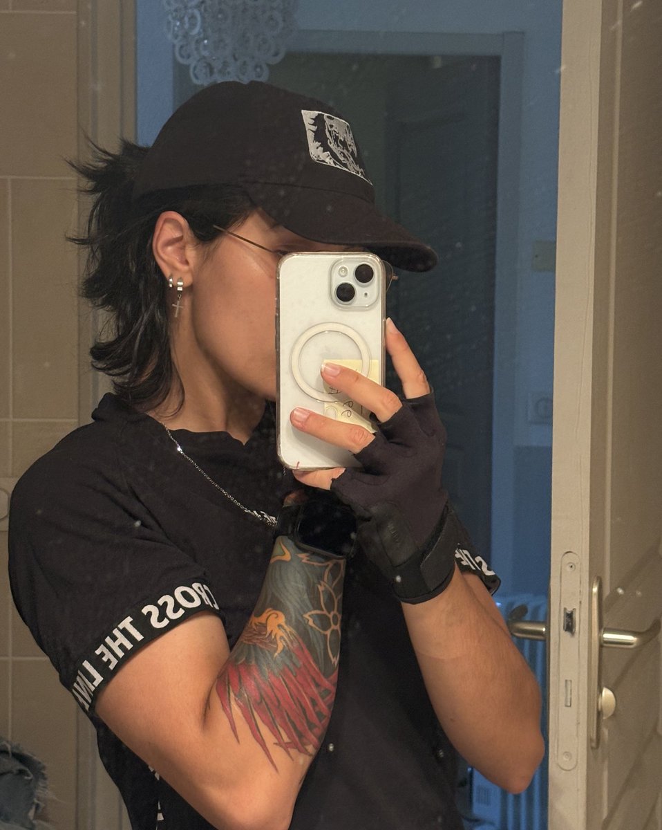 SaltyEmoil's tweet image. Guys what if I do a bit of projecting and drew Mira in my outfits lmao (TEMPTING)