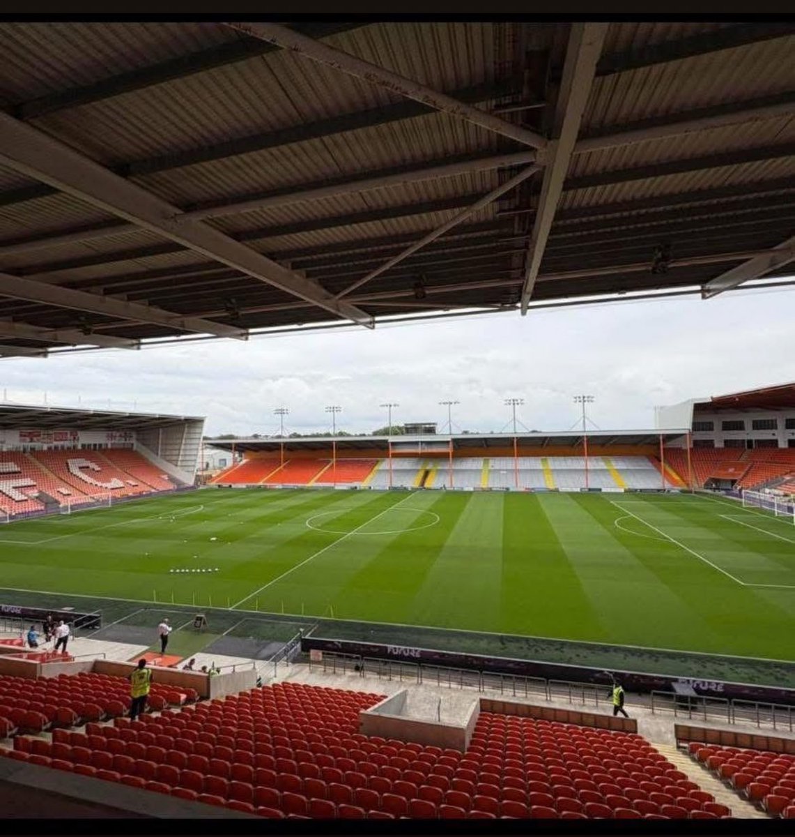 LeagueOne25's tweet image. Bloomfield Road looks better than the last previous seasons with a tangerine board at the back of stand preventing fans from seeing the housing estate
#utmp