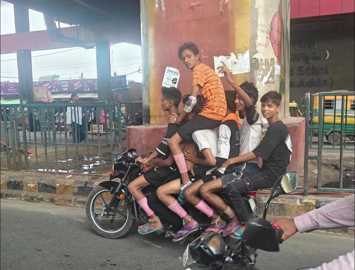 Dr. Faizul Hasan (@faizulhasankhan) on Twitter photo What is <a href="/dtptraffic/">Delhi Traffic Police</a> <a href="/DelhiPolice/">Delhi Police</a> doing after this photo of seven youths on a single bike went viral?
Are they up on the traffic rules? What is <a href="/dtptraffic/">Delhi Traffic Police</a> <a href="/DelhiPolice/">Delhi Police</a> doing after this photo of seven youths on a single bike went viral?
Are they up on the traffic rules?