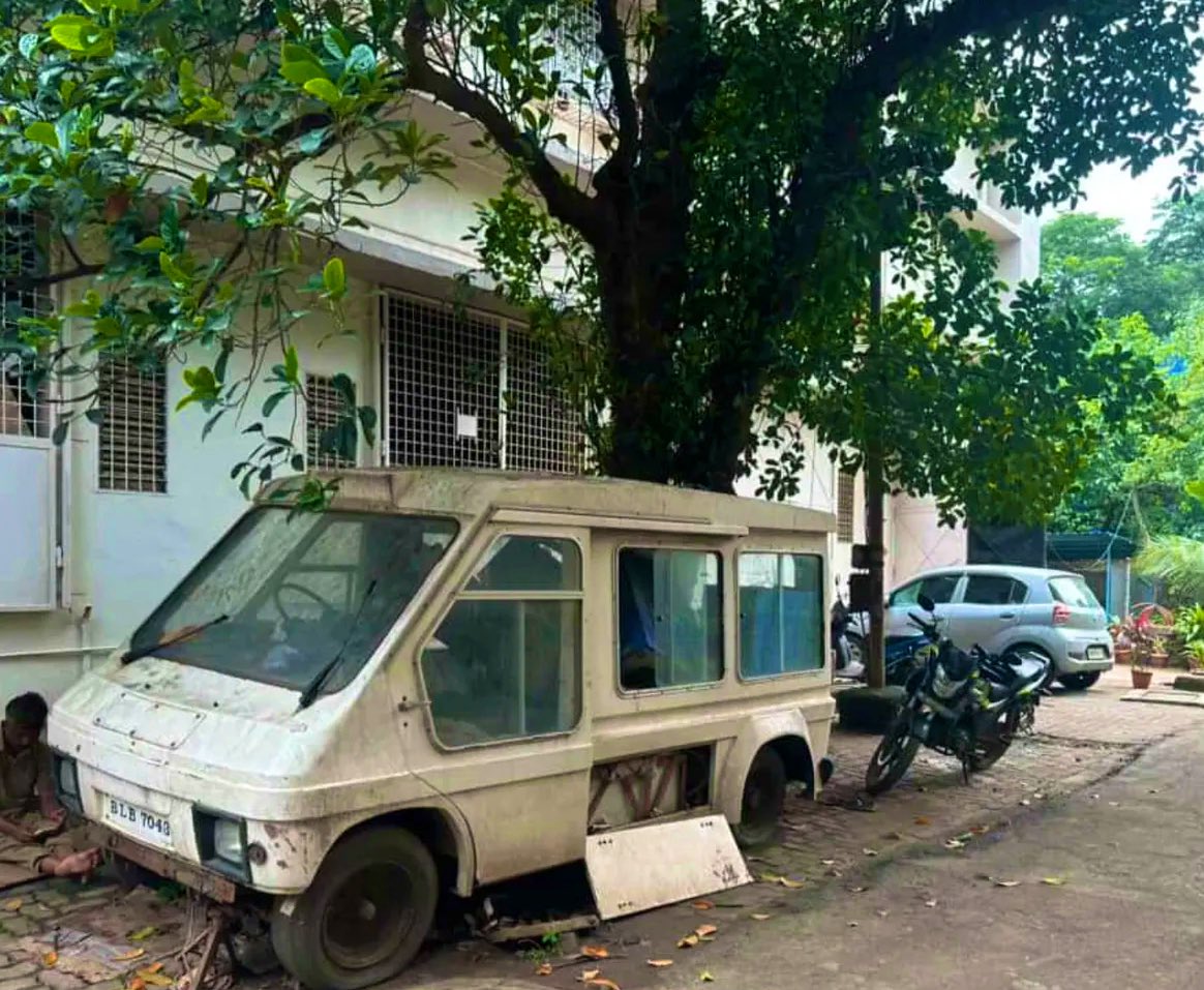 ShivrattanDhil1's tweet image. While everyone’s busy glorifying Tesla as the 8th wonder, many might not even know that India had its own electric vehicle prototype way back in the mid-80s.
This EV was developed by a Pune-based firm called Chatelec India Vehicles Ltd and was showcased at an auto exhibition in…