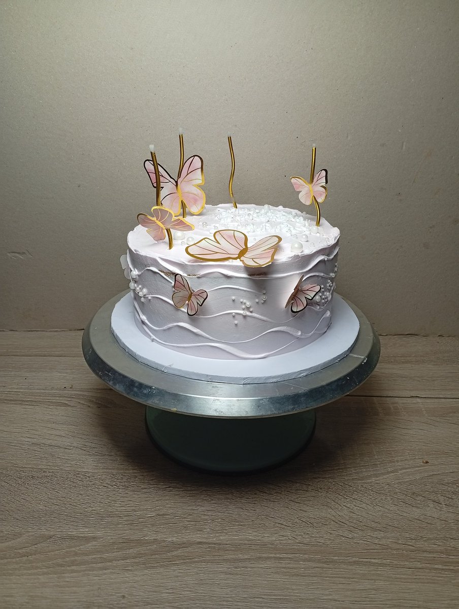MakasonDelight's tweet image. We made this beautiful piece for a surprise package we delivered two days ago and cake inspiration was a from @cakesbyjade__
My client absolutely loved it and yes the review was amazing