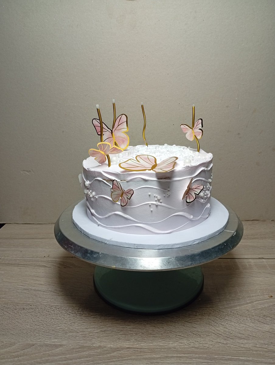 MakasonDelight's tweet image. We made this beautiful piece for a surprise package we delivered two days ago and cake inspiration was a from @cakesbyjade__
My client absolutely loved it and yes the review was amazing