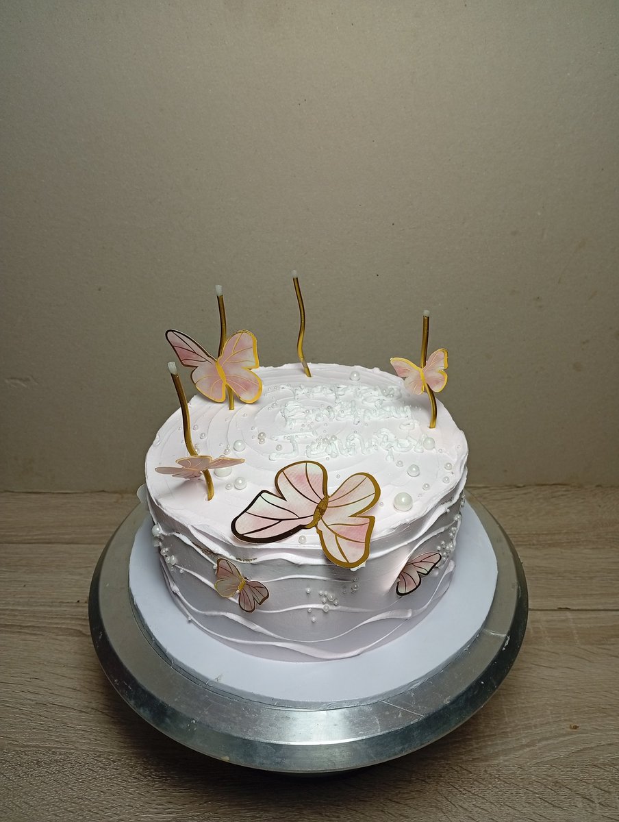 MakasonDelight's tweet image. We made this beautiful piece for a surprise package we delivered two days ago and cake inspiration was a from @cakesbyjade__
My client absolutely loved it and yes the review was amazing