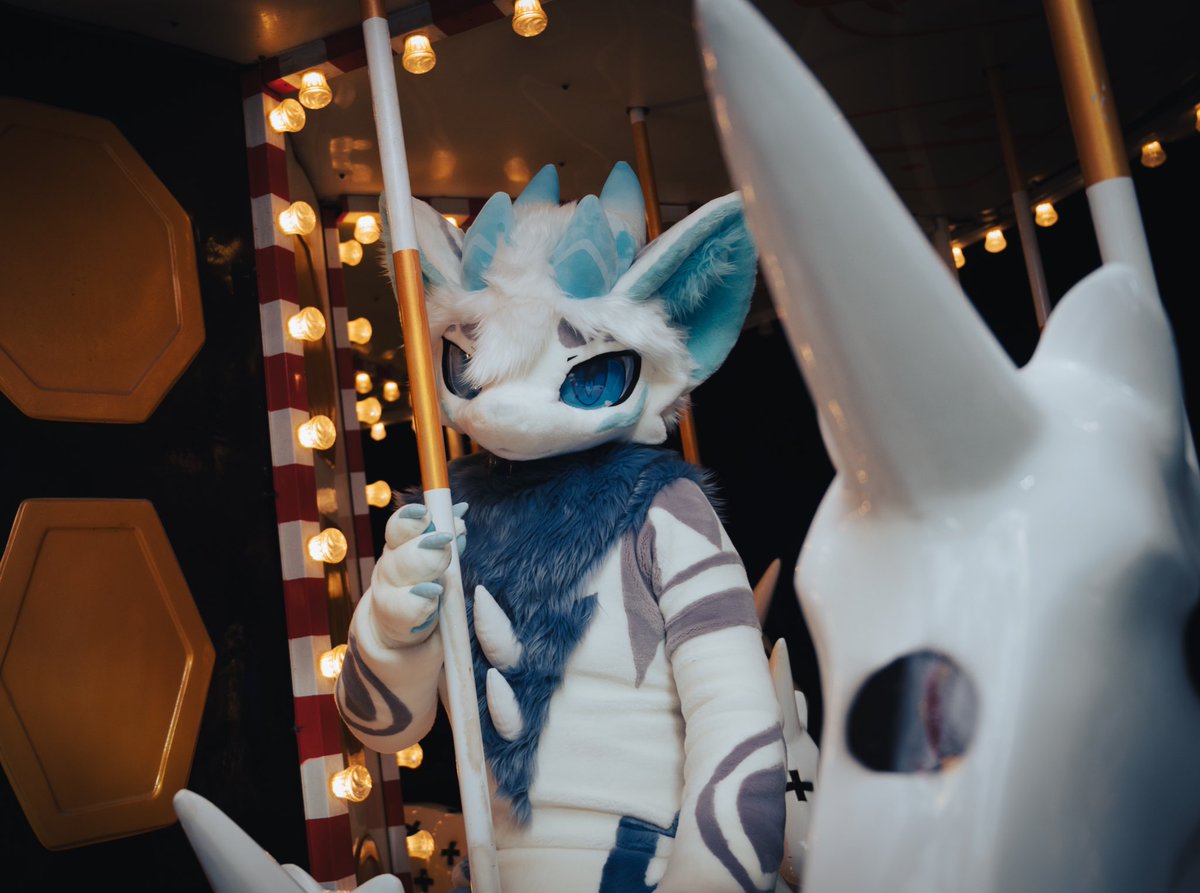 Eloi_Hyperion's tweet image. 旋轉木馬！要來騎騎夜魔嘛