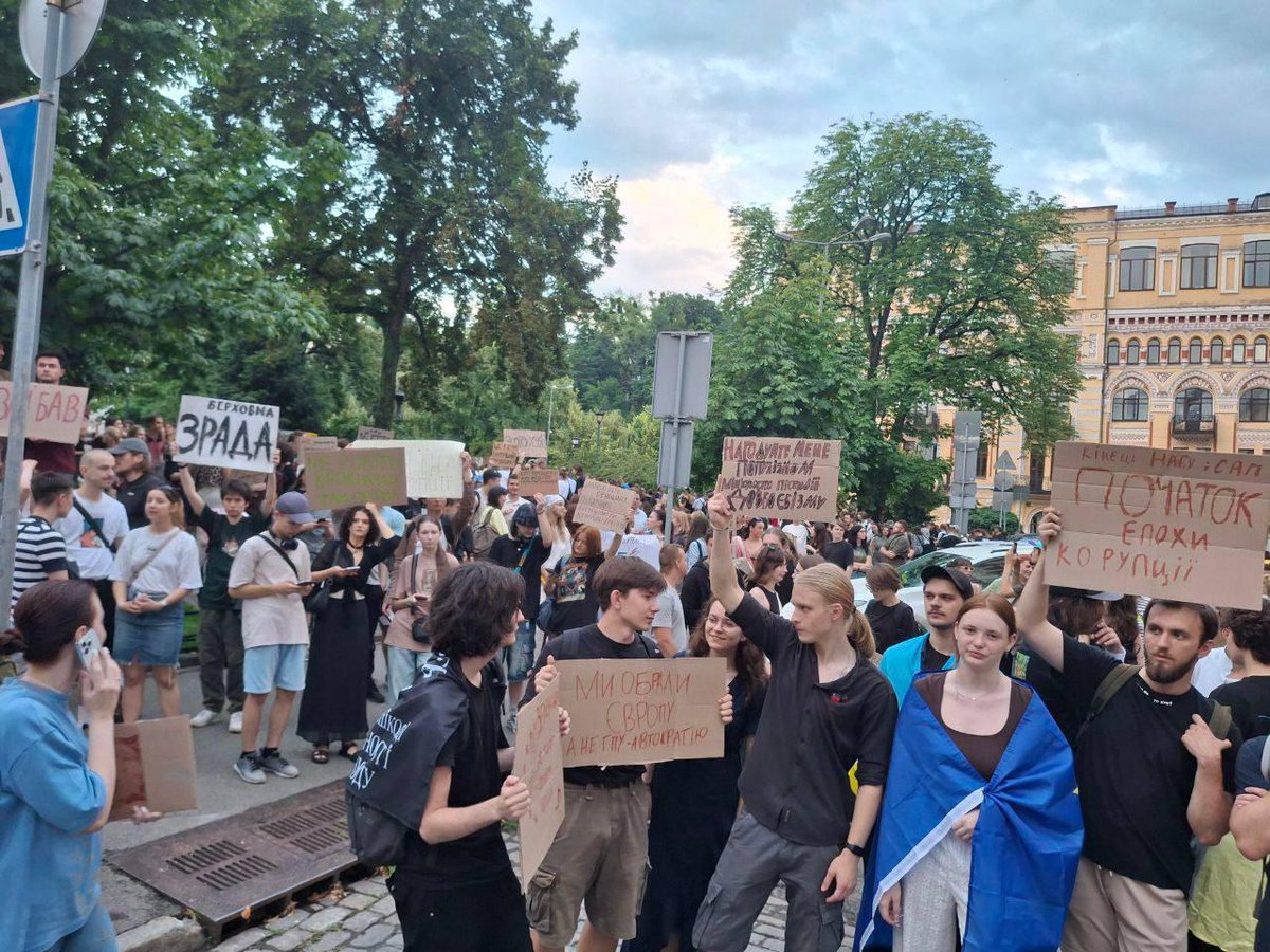 Kyiv's tweet image. Even amid full scale invasion, Kyiv residents observe democratic tradition, coming out in protest of a new law yesterday.
Showing once again that Ukraine is the polar opposite of Russia.