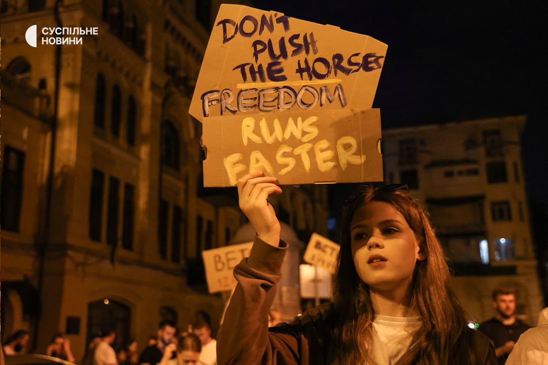 Kyiv's tweet image. Even amid full scale invasion, Kyiv residents observe democratic tradition, coming out in protest of a new law yesterday.
Showing once again that Ukraine is the polar opposite of Russia.