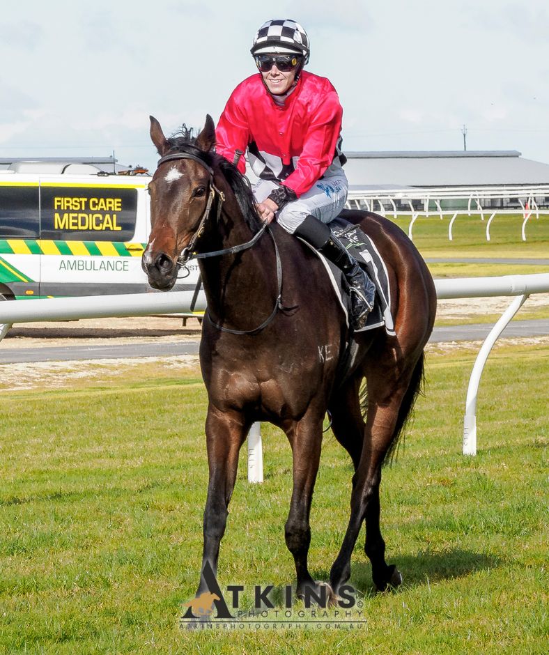 terry_hann's tweet image. Break The Taboo, trained by Travis Doudle and ridden by Jacob Opperman, won at Murray Bridge.
Photos ~ AtkinsPhotography.com.au
Pre-race photos ~ AtkinsRacing.com.au
@RacingSA @CountryRacingSA @TJDoudleRacing @NadiaHorne