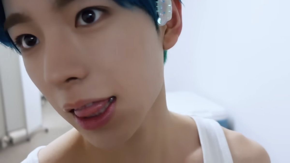 나시 입은 거 부끄러워서 얼굴을 들이밀엇던 걸까