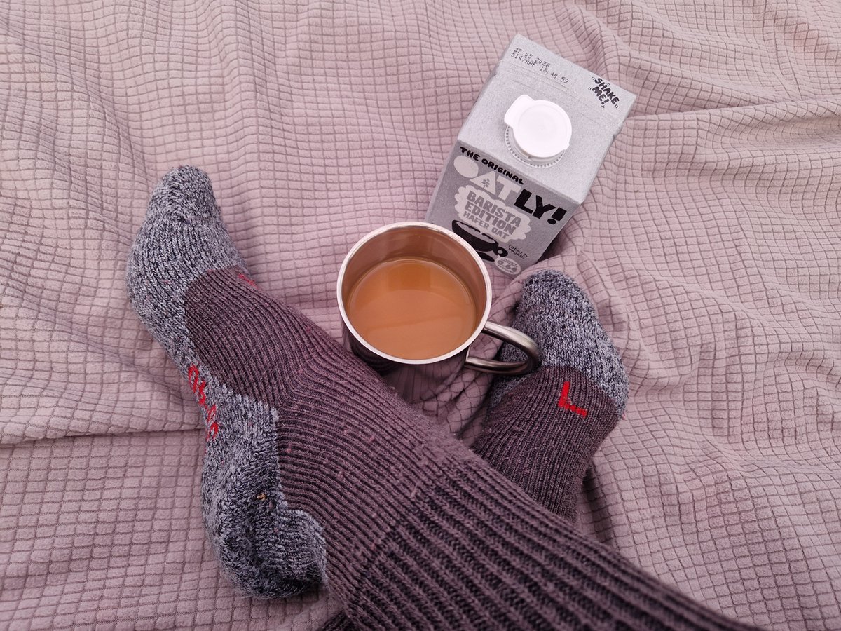 Sukani123's tweet image. Moin liebe Tweeties!🎶🐦☕️
Habe die erste Nacht im Zelt super geschlafen, dank Wollsocken und Mega-Schlafsack!
Jetzt scheint die Sonne, der beste aller Ehemänner hat mir Kaffee an die Matratze gebracht, und ich habe immer noch Netz!
Könnte ein super Tag werden!
#herzbergfestival