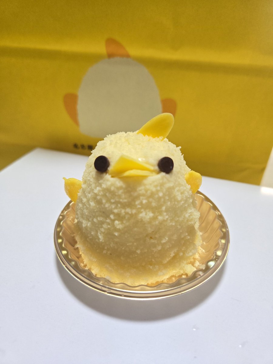 Rii18071118's tweet image. ぴよりんチャレンジ😆💕
手土産を探しにデパ地下に向かって歩いていると…
少ししか並んでなかったので《ぴよりん》にしました~🐥
紅茶、いちごのぴよりんもありました😄
喜んでくれるかな?