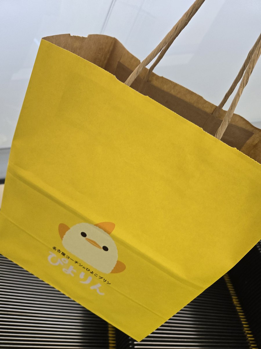 Rii18071118's tweet image. ぴよりんチャレンジ😆💕
手土産を探しにデパ地下に向かって歩いていると…
少ししか並んでなかったので《ぴよりん》にしました~🐥
紅茶、いちごのぴよりんもありました😄
喜んでくれるかな?