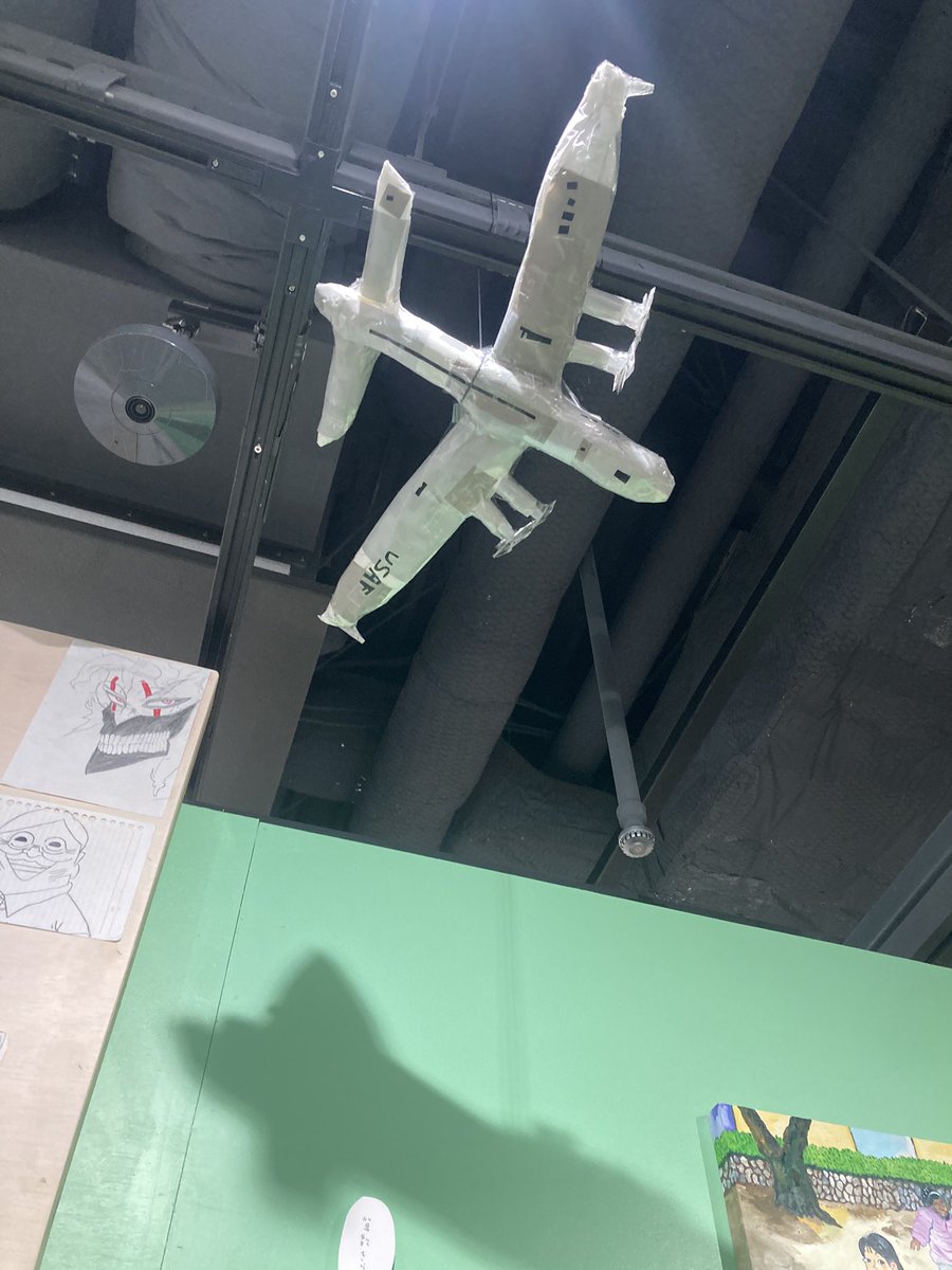 muik99's tweet image. 弓指寛治「4年2組」展の最終日。GINZA SIXで弓指さん的展示を行うという点でチャレンジングな企画。実際、大人の都合によるプラン変更も発生したそう。展示はクラスメイト向けの紙芝居や珠洲での発表作も含めて、過去の製作物が(再)展示されていて、紙芝居の紙芝居を見ているような作りになっていた。