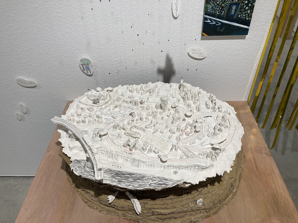 muik99's tweet image. 弓指寛治「4年2組」展の最終日。GINZA SIXで弓指さん的展示を行うという点でチャレンジングな企画。実際、大人の都合によるプラン変更も発生したそう。展示はクラスメイト向けの紙芝居や珠洲での発表作も含めて、過去の製作物が(再)展示されていて、紙芝居の紙芝居を見ているような作りになっていた。