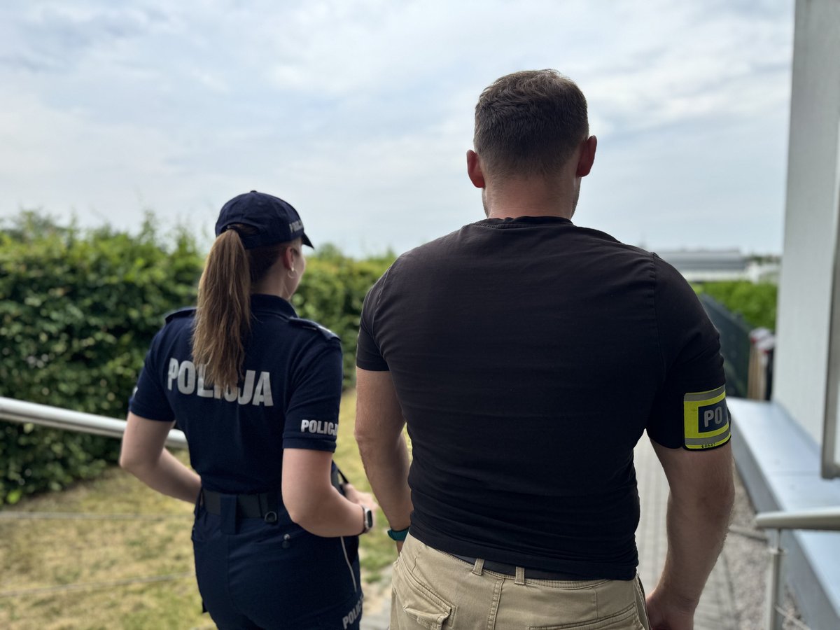 KWPwSzczecinie's tweet image. 🚨 Będąc po służbie zatrzymali nietrzeźwego 67-latka
👮 W miniony weekend policjanci w czasie wolnym od służby jadąc prywatnym samochodem zauważyli przed sobą pojazd, który poruszał się z niewielką prędkością. Nieoczekiwanie pojazd zatrzymał się na środku drogi, a kierujący…