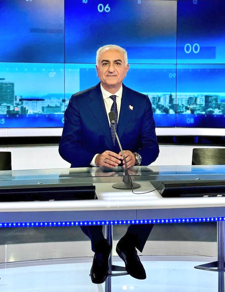 PersianGW's tweet image. پادشاهی فقط برازنده رضاشاه دوم است..💙
#همكارى_ملى
#MIGAwithPahlavi