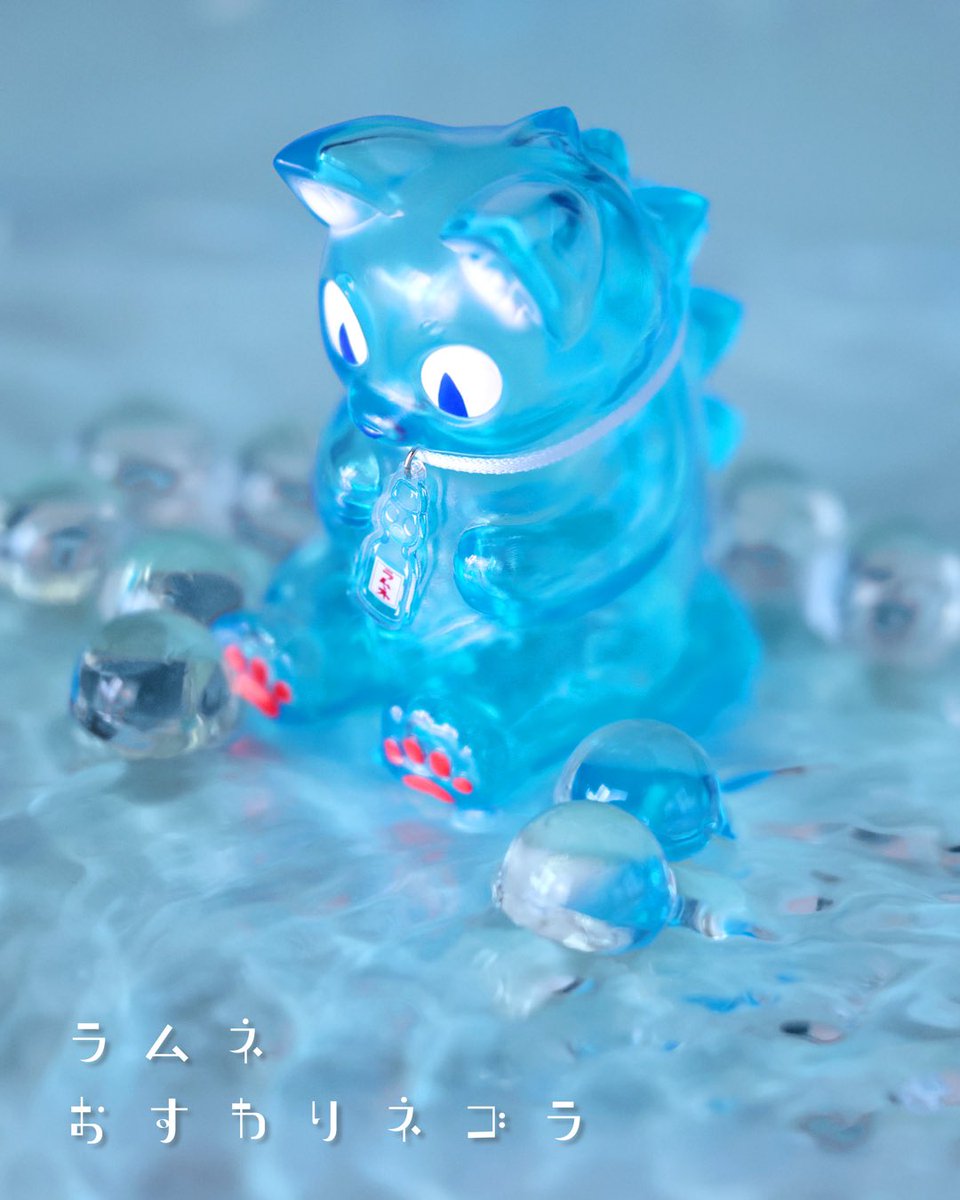 konatsu_ya's tweet image. おすわりネゴラ「ラムネ」
7月26日土曜日発売
ラムネ瓶をイメージした
綺麗なクリアブルーのおすわりネゴラです
中にビー玉が入っています🫧
販売店舗など詳しくはこちらをご覧ください
konatsuya.blog.fc2.com/blog-entry-646…