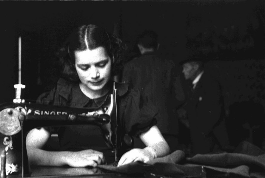 Taller de costura de la CNT en Gijón/Xixón, 6 de enero de 1937.
La misma máquina la sigue teniendo mi güela.
Fotografía de Constantino Suárez.
Colección del Museo del Pueblo de Asturias.