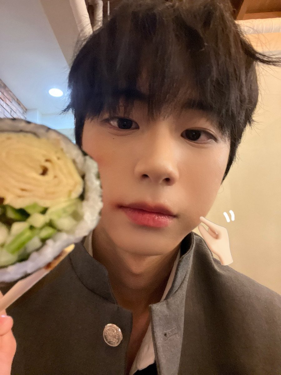 zzzkyo2o7's tweet image. 이제 밥 먹을 때만 볼살이 나와용ㅠㅠㅠ
#서정우 #seojeongwoo