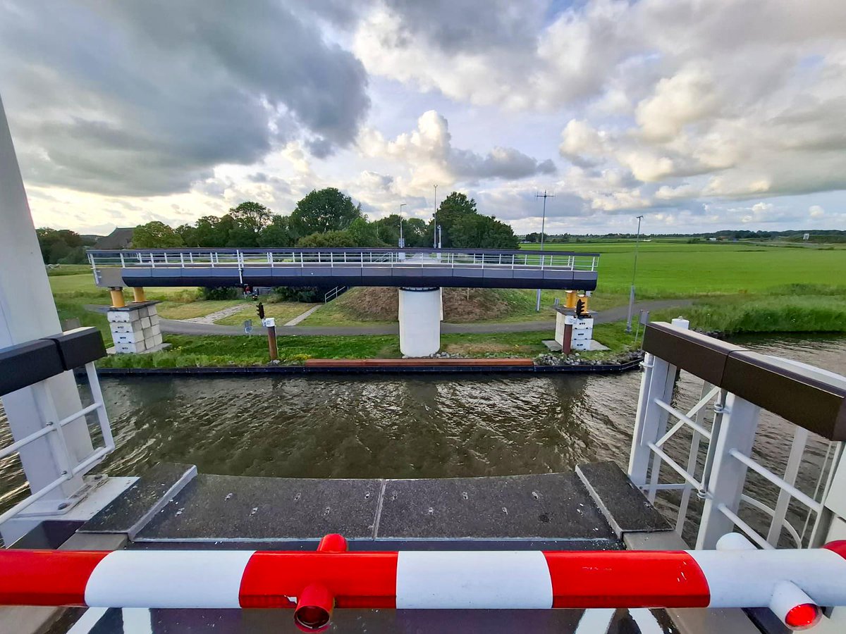 Brug Ritsumasyl blijft voorlopig gestremd voor fietsers en voetgangers. 🚧 De brug staat in open stand, scheepvaart kan passeren. Het defect is bekend en we werken hard aan een oplossing. De verwachting is dat reparatie nog twee weken kan duren. Update volgt bij nieuwe info.