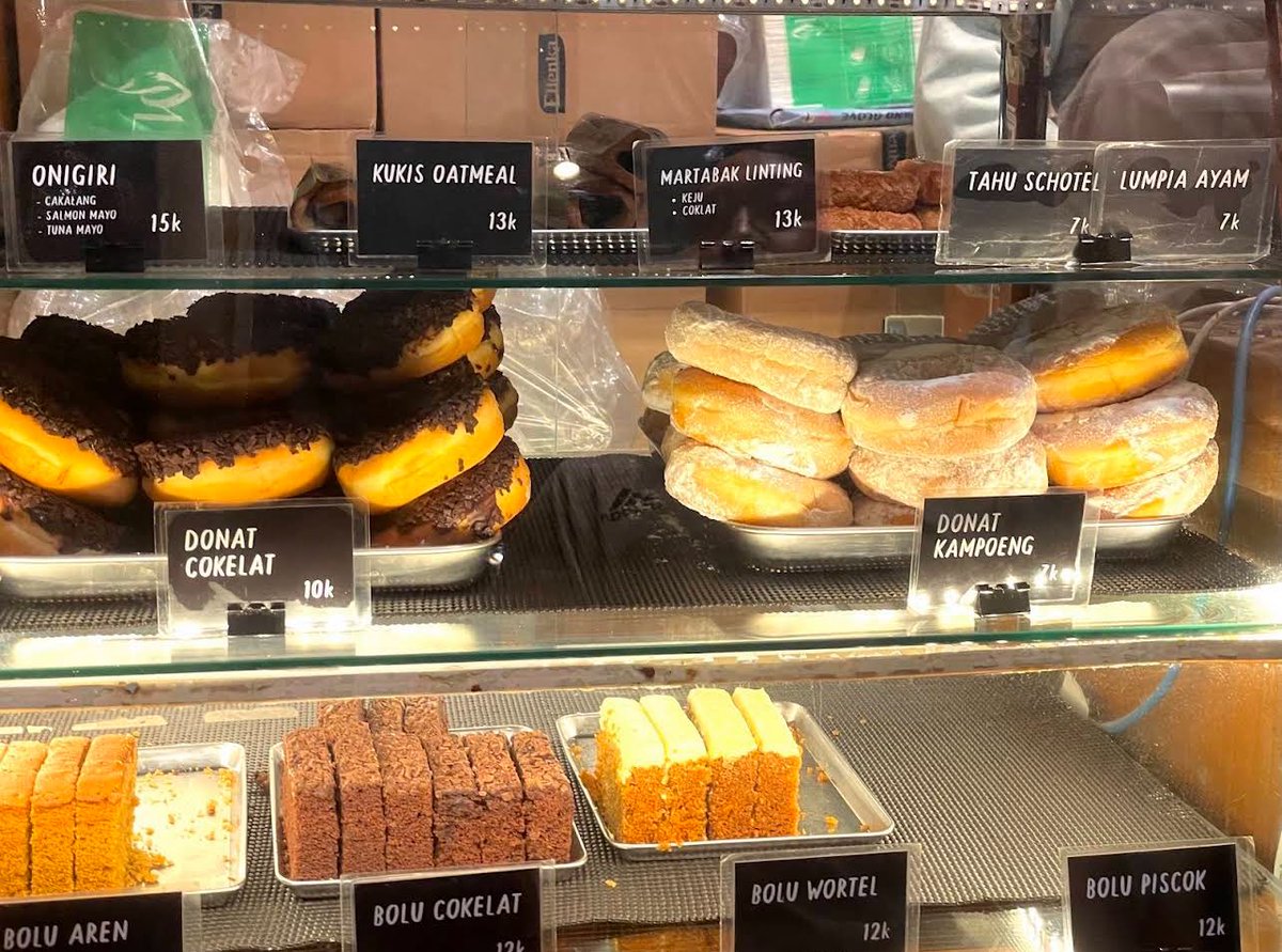 This is why we love Kopi TUKU karna jualan donat gula sama donat meses coklat ❤️ no kwasong-kwasong
