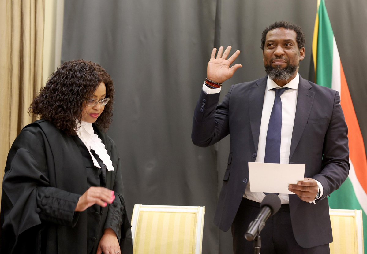 centralnewsza's tweet image. 🔴 Buti Manamela Sworn In as New Minister of Higher Education and Training, Nomusa Dube-Ncube as Deputy🔴
Deputy Minister of Higher Education and Training, Buti Manamela, has been sworn in as Minister of that portfolio in Cape Town yesterday afternoon. During the same ceremony,…