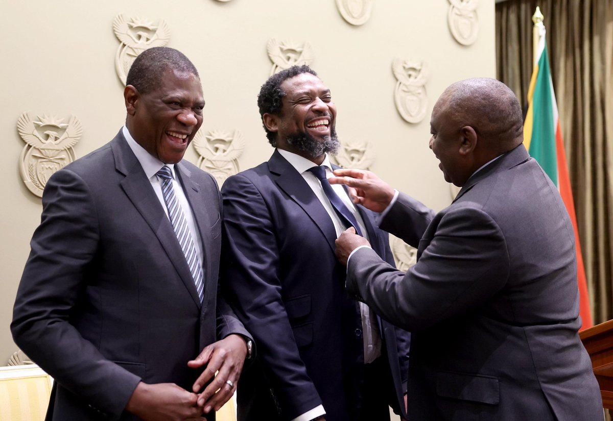centralnewsza's tweet image. 🔴 Buti Manamela Sworn In as New Minister of Higher Education and Training, Nomusa Dube-Ncube as Deputy🔴
Deputy Minister of Higher Education and Training, Buti Manamela, has been sworn in as Minister of that portfolio in Cape Town yesterday afternoon. During the same ceremony,…