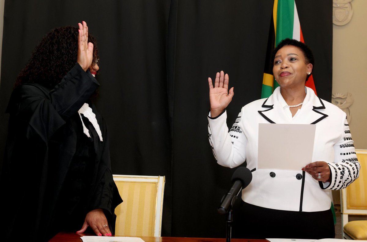 centralnewsza's tweet image. 🔴 Buti Manamela Sworn In as New Minister of Higher Education and Training, Nomusa Dube-Ncube as Deputy🔴
Deputy Minister of Higher Education and Training, Buti Manamela, has been sworn in as Minister of that portfolio in Cape Town yesterday afternoon. During the same ceremony,…