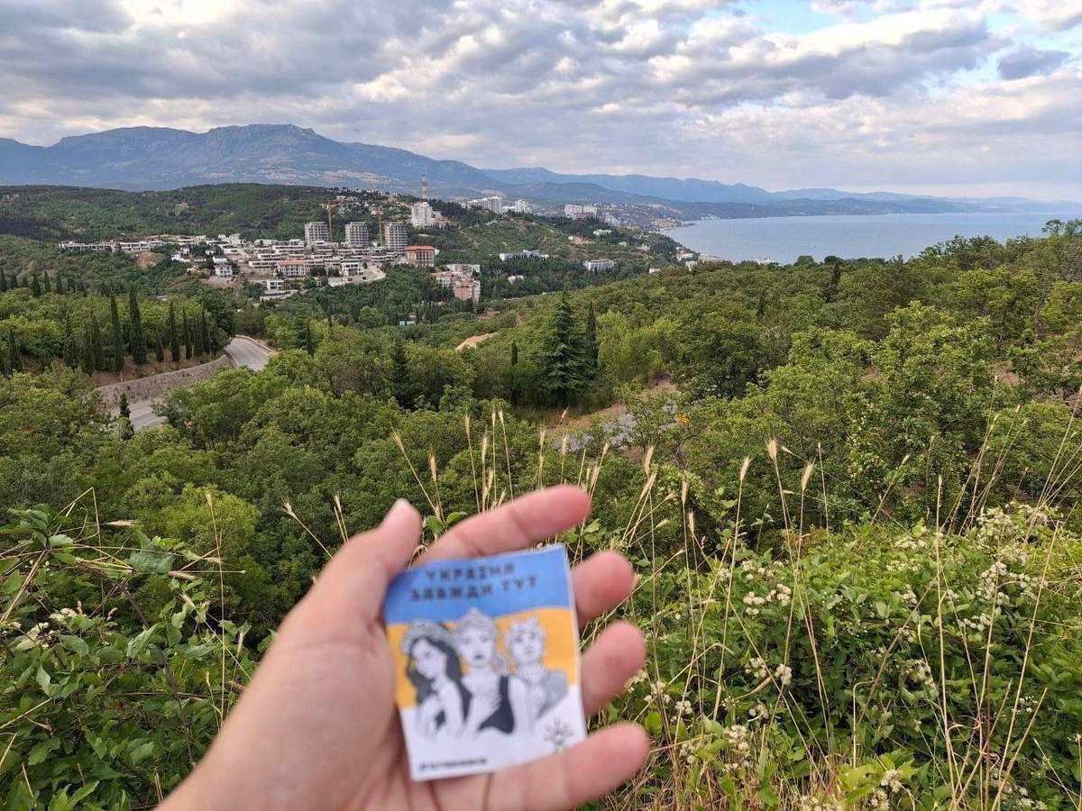 MavkaZla's tweet image. В Мелітополі та Алушті зʼявились постери Злої Мавки.
💙💛Україна завжди тут
Цікаво, що постери в Мелітополі розміщені на одному з маршрутів де постійно проходять працівники окупаційної адміністрації.😏