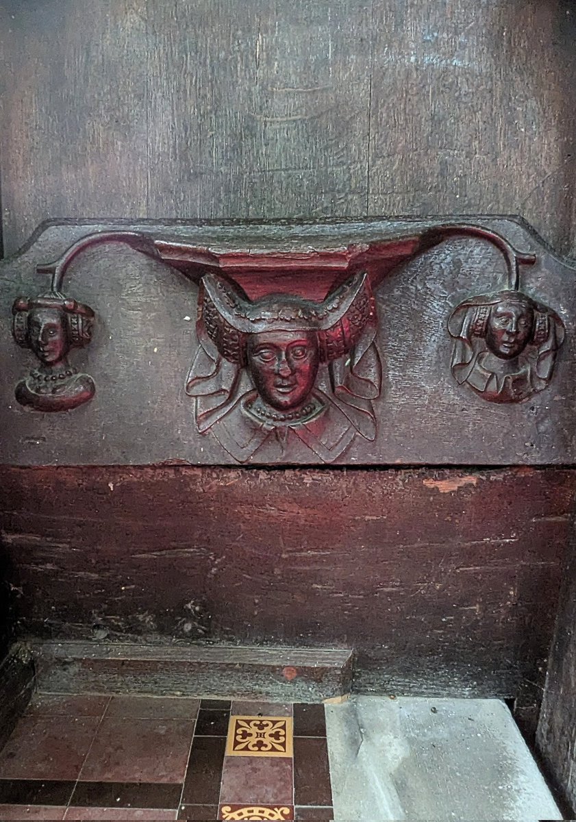 Three ladies with the most fantastic headgear on 15thC misericords at St Mary's, Tansor.  Originally from Fotheringhay they were moved here at a later date and are incredibly well carved.
#Woodensday