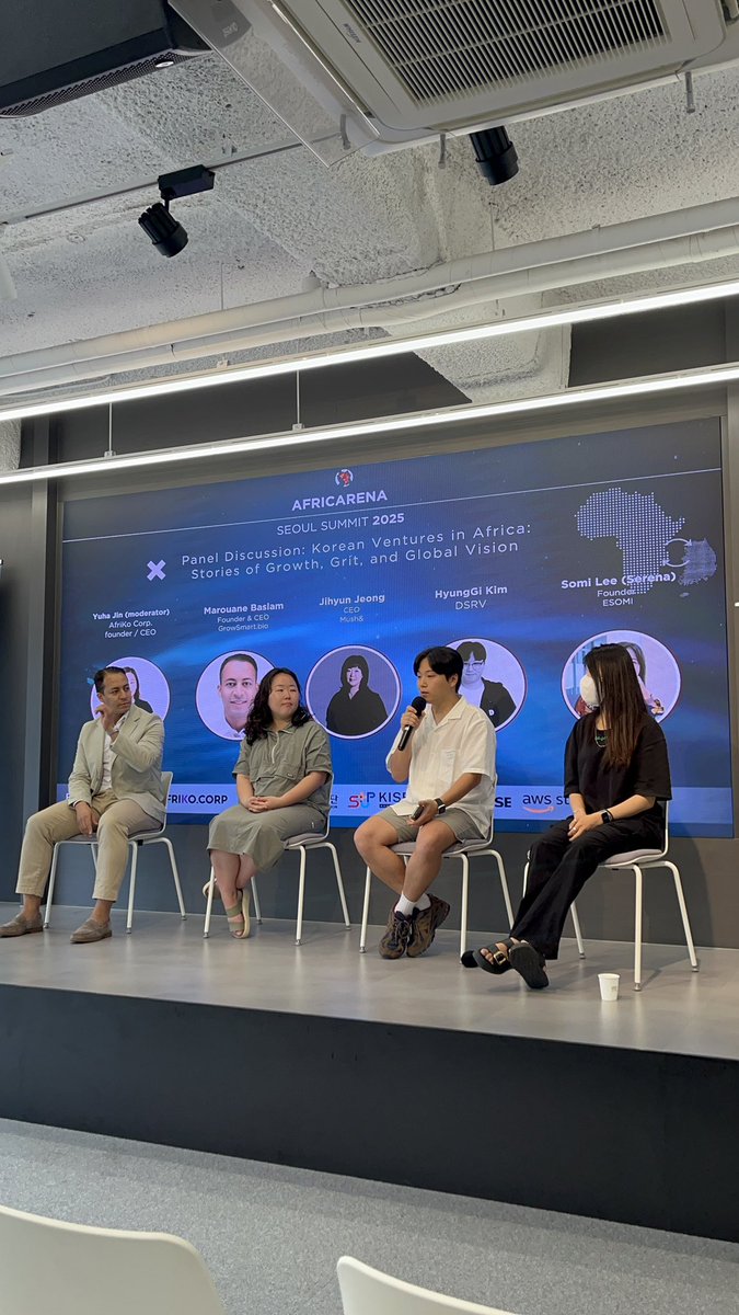 jryu220's tweet photo. @HgKim00 on stage, sharing his very own experience from the field of Madagascar! 
Let’s see what he has for us! 🔥

@dsrvlabs https://t.co/e3Vsyrfotl